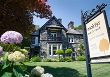 Mary's Court / Mairlys Guest House.