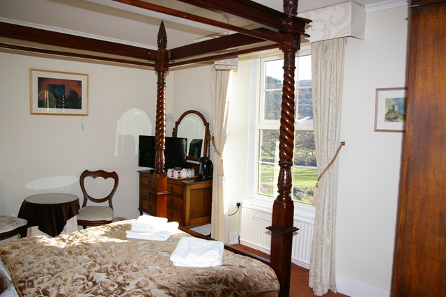 Four poster room